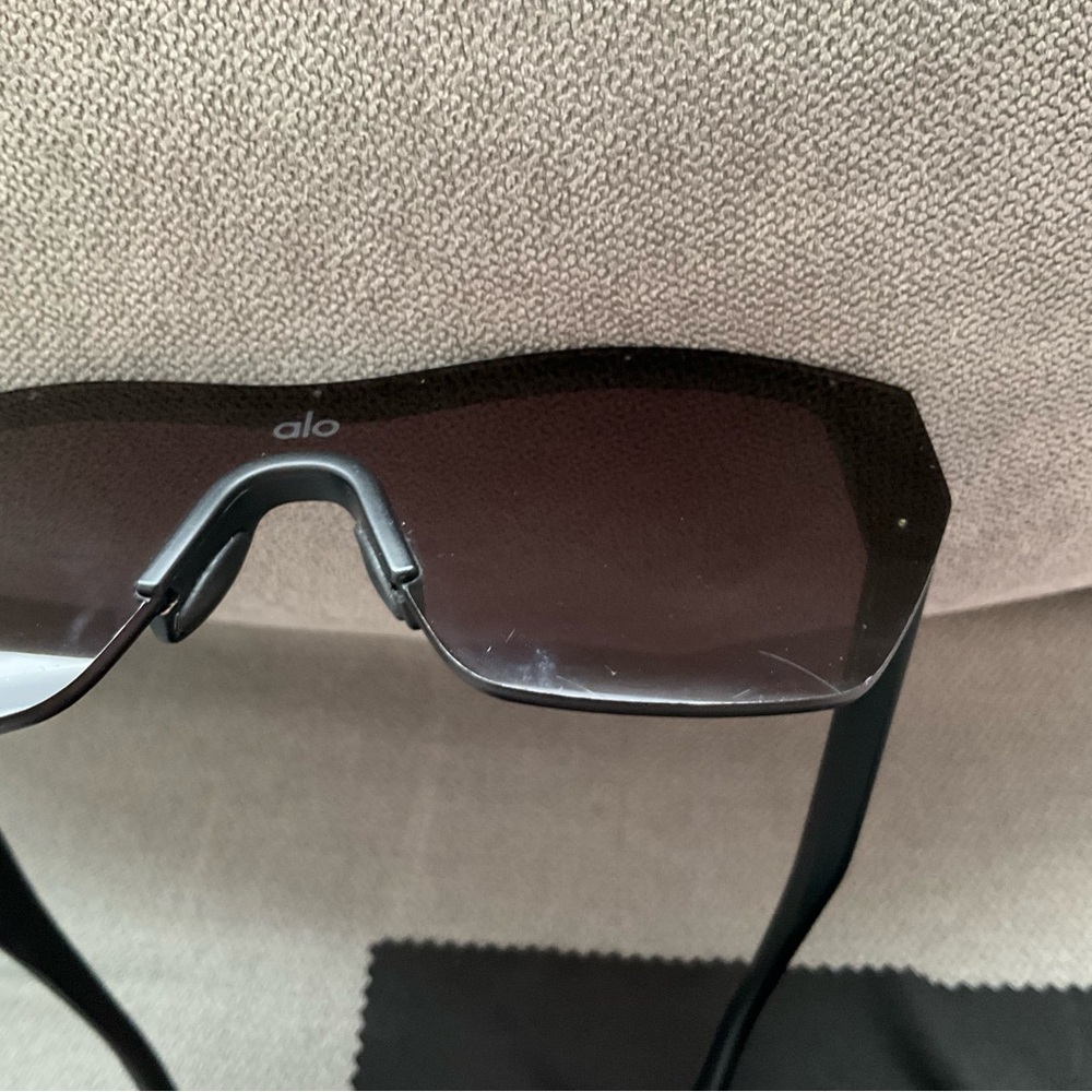 Alo Yoga Stunner Sunglasses Black - Picture 5 of 15